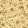 Devagar com cream crackers em agua e sal